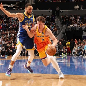 单季20分且三项命中率至少50/40/100%场数：库里前2 克尼佩尔第3